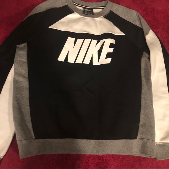 Nike Tops - Nike Sweatshirt